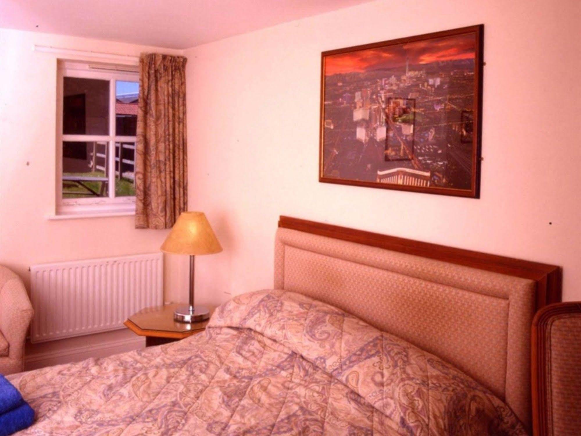 เดอะวักกอน แอนด์ ฮอซ Hotel Great Yeldham ภายนอก รูปภาพ