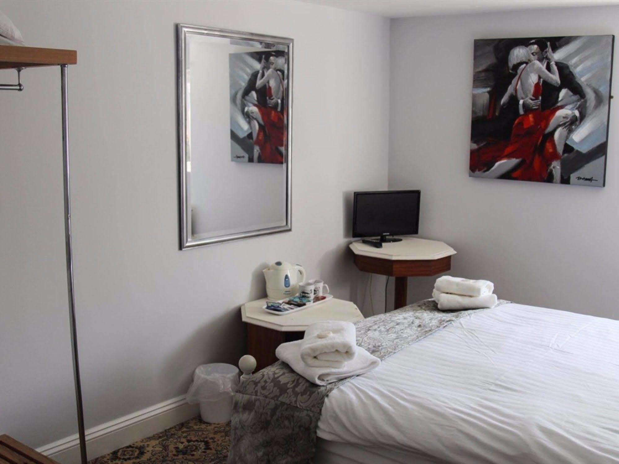 เดอะวักกอน แอนด์ ฮอซ Hotel Great Yeldham ภายนอก รูปภาพ